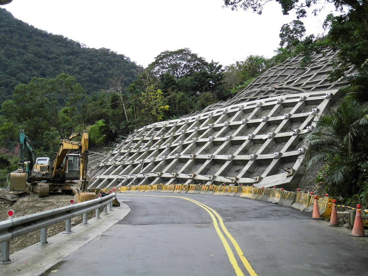 新北市政府養工處最近完成烏來北107-1線3公里處道路復建土石降挖工程，提供春節期間至烏來旅遊民眾便利的交通，保障民眾行車安全。 圖 : 新北市養工處/提供