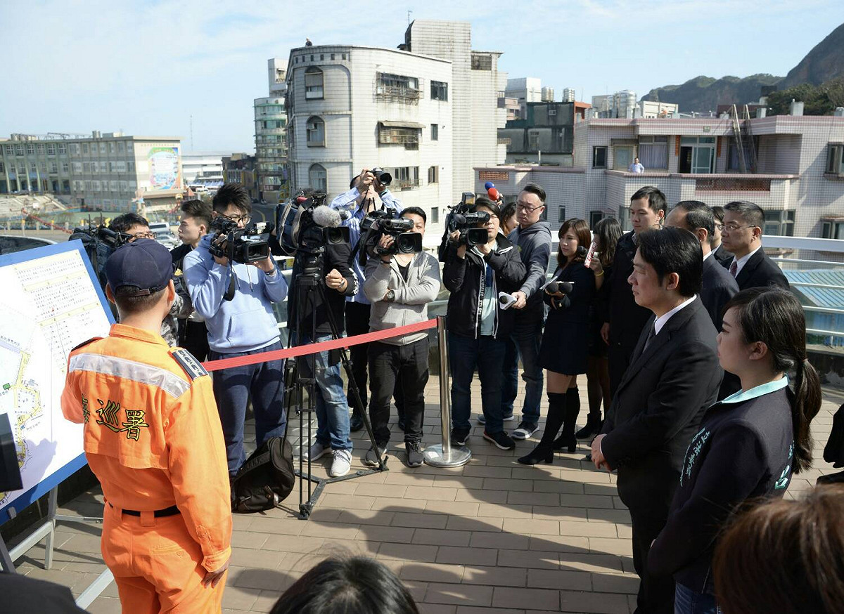 賴清德聽取安檢人員簡報。 圖 : 行政院/提供