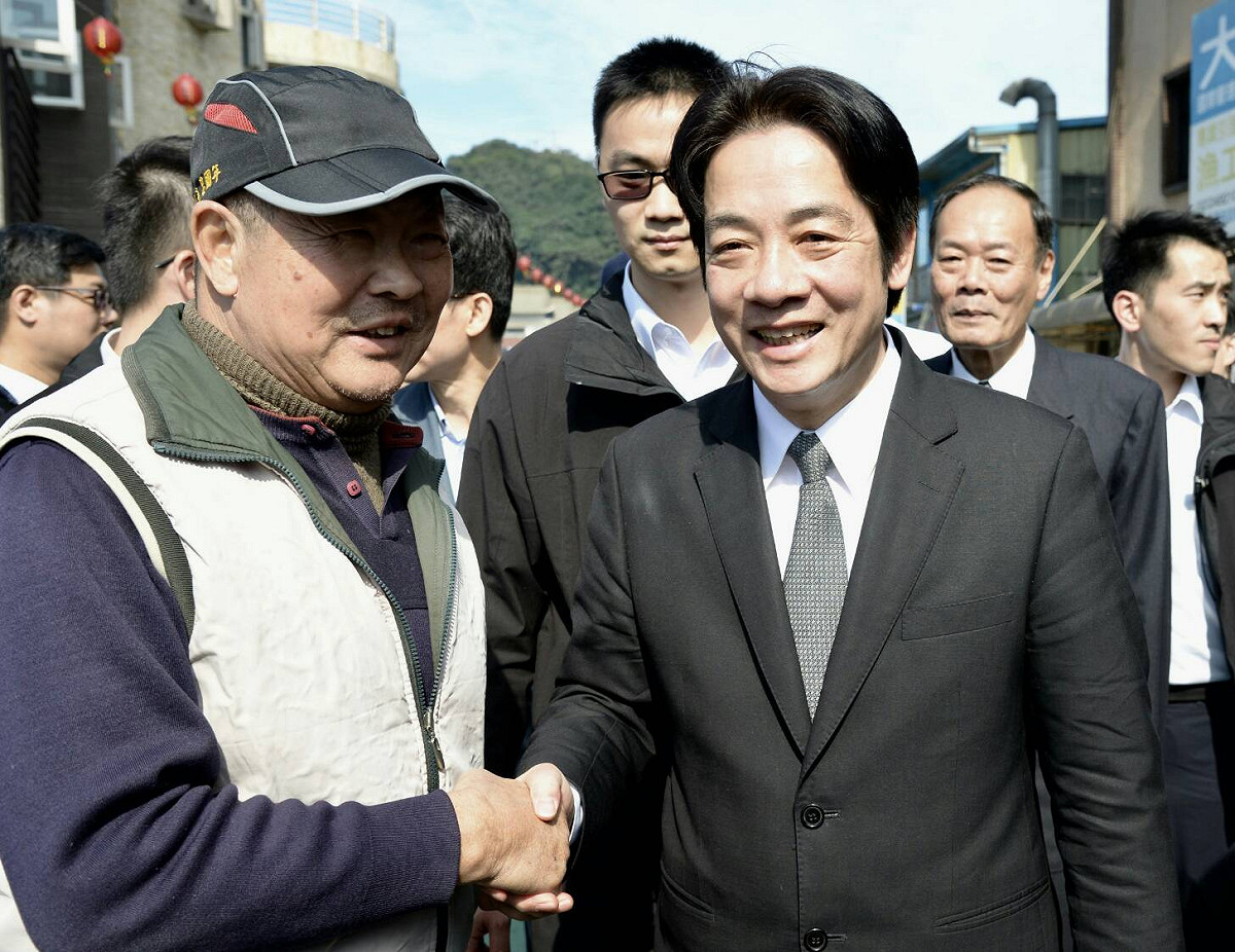 賴清德與地方人士交談。 圖 : 行政院/提供