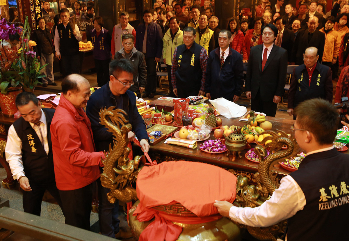 基隆市長林右昌15日出席慶安宮奠濟宮的頭香賀正典禮。 圖 : 基隆市政府/提供