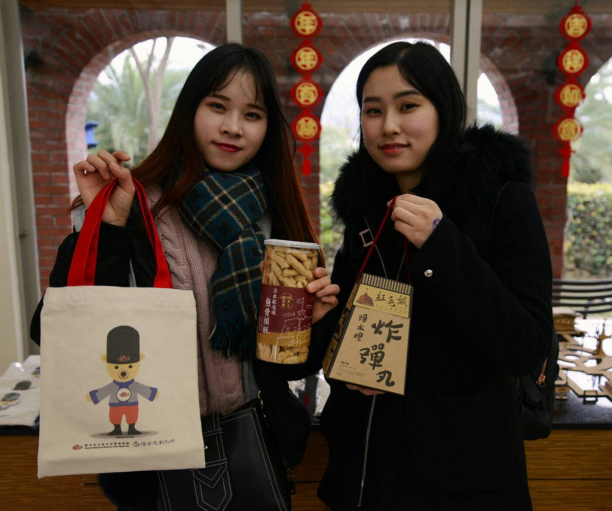 淡水古蹟博物館的文創商品，教您如何神回應長輩問候。 圖 : 淡水古蹟博物館/提供