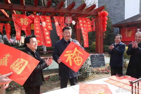 2018年2月12日，習近平在四川考察。這是習近平在成都市郫都區唐昌街道戰旗村拿起福字，向大家致以新春祝福。 圖：翻攝自新華社