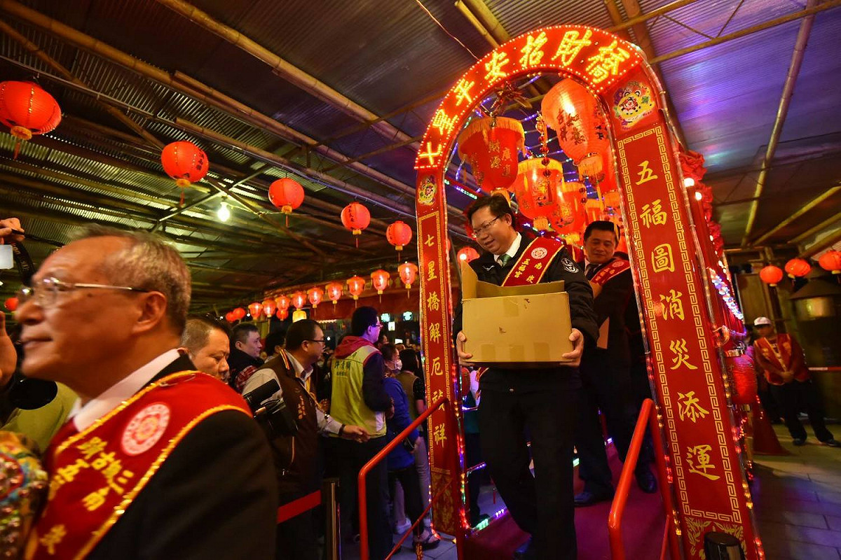 桃園市長鄭文燦至廟宇參香為市民祈福。 圖 : 桃園市政府/提供