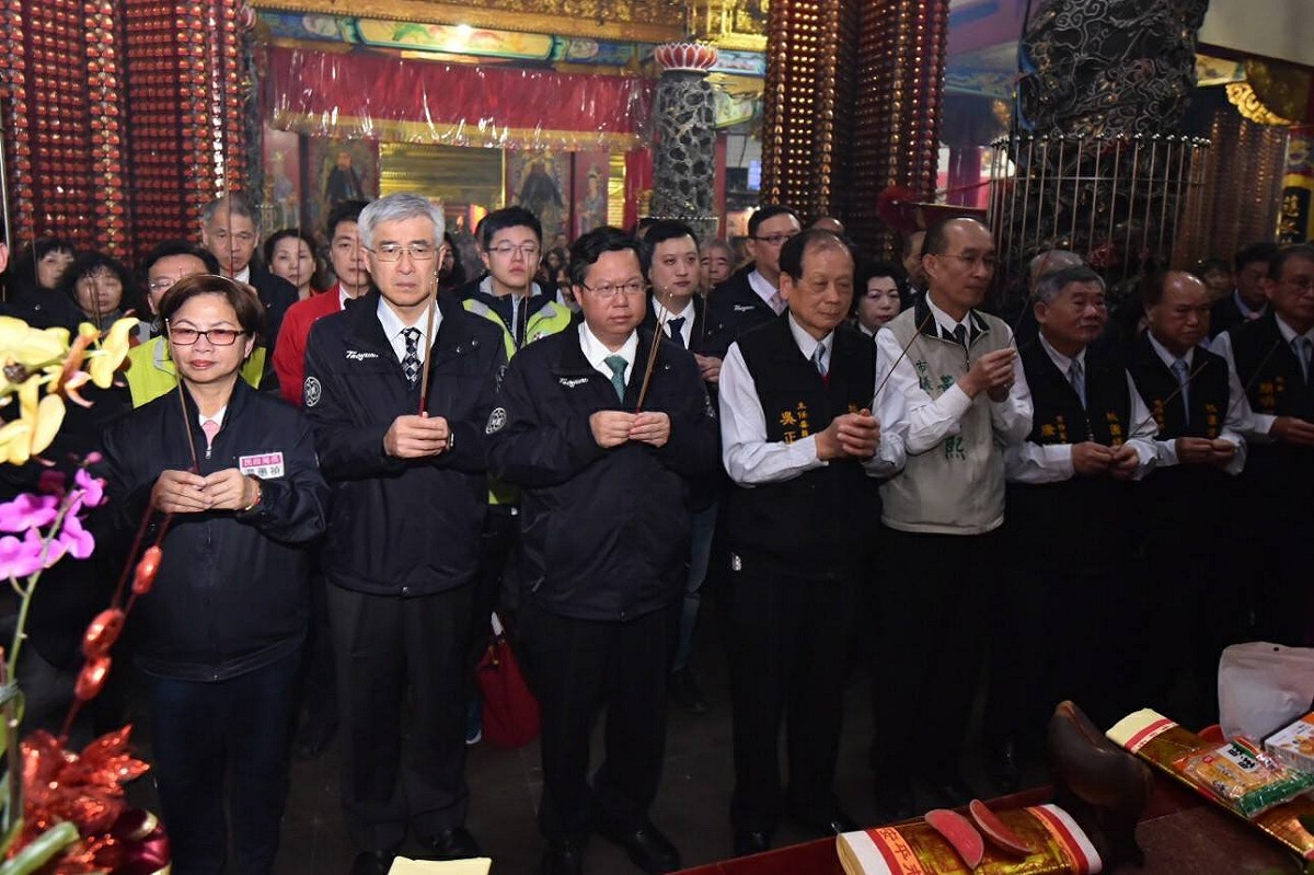 鄭文燦至廟宇參香。 圖 : 桃園市政府/提供