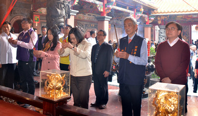 蔡總統大年初一在台東寺廟上香。 圖 : 中央社