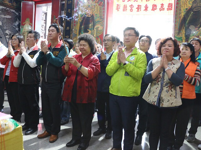 ：陳菊今（15）日初一拜年，高雄市長黨內初選參選人陳其邁、管碧玲、趙天麟、林岱樺隨同拜年，陳菊於現場致贈新年紅包，分送好運，祝福所有鄉親父老身體健康、新年快樂、萬事如意。 圖 : 高雄市政府/提供