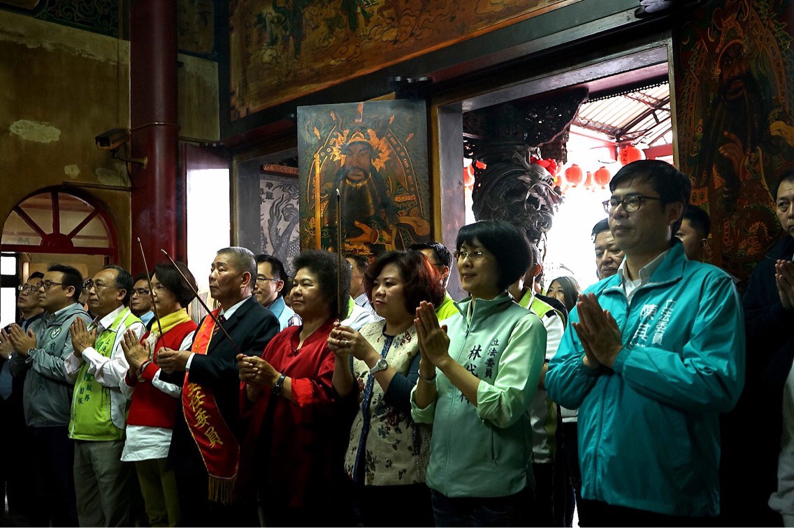 ：陳菊今（15）日初一拜年，高雄市長黨內初選參選人陳其邁、管碧玲、趙天麟、林岱樺隨同拜年，陳菊於現場致贈新年紅包，分送好運，祝福所有鄉親父老身體健康、新年快樂、萬事如意。 圖 : 高雄市政府/提供