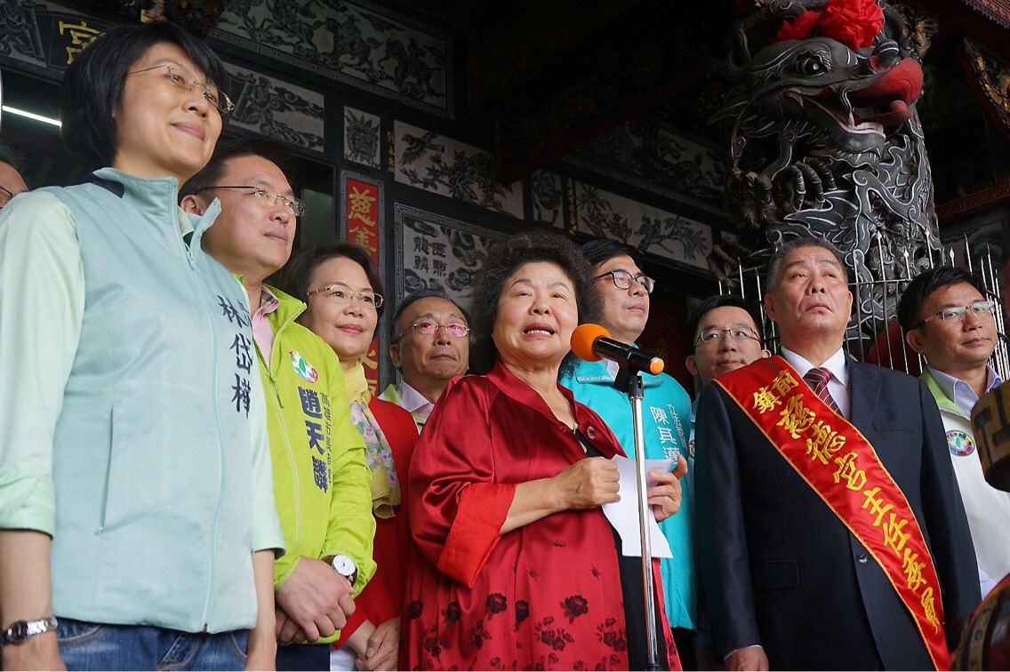 ：陳菊今（15）日初一拜年，高雄市長黨內初選參選人陳其邁、管碧玲、趙天麟、林岱樺隨同拜年，陳菊於現場致贈新年紅包，分送好運，祝福所有鄉親父老身體健康、新年快樂、萬事如意。 圖 : 高雄市政府/提供
