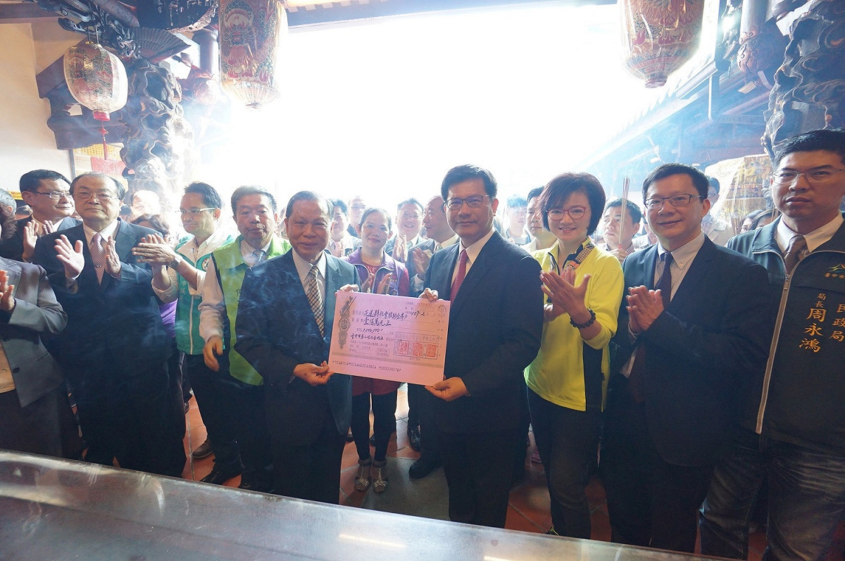 台中市萬和宮捐出一百萬元供花蓮地震賑災。市長林佳龍代為接受，萬和宮主委蕭清杰並祝福林佳龍，心想事成，繼續為台中服務。 圖：台中市萬和宮/提供
