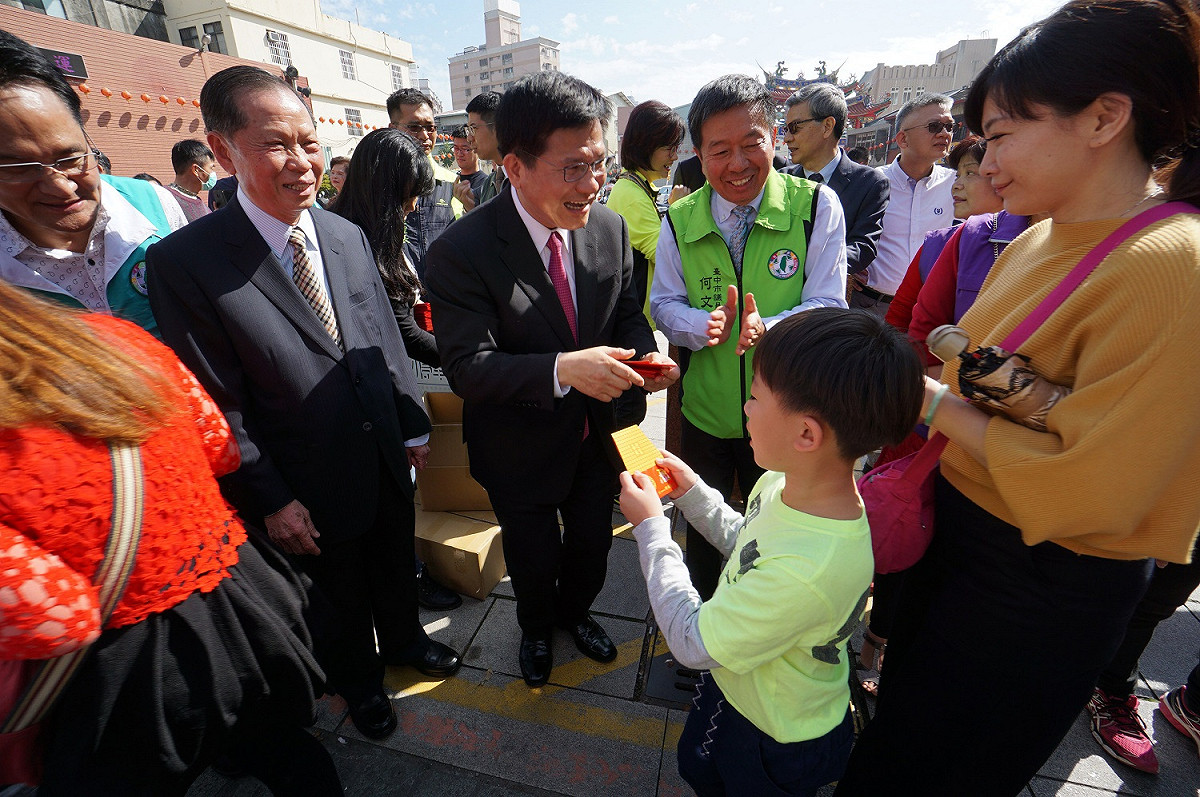 台中市萬和宮捐出一百萬元供花蓮地震賑災。市長林佳龍代為接受，萬和宮主委蕭清杰並祝福林佳龍，心想事成，繼續為台中服務。林佳龍並到萬和宮發小紅包。 萬和宮/提供