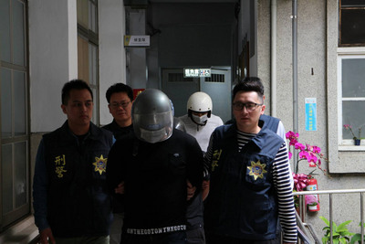 屏東縣枋寮鄉15日除夕夜發生3名男子搶銀樓案件，搶匪逃逸時衝撞警方偵防車，導致偵防車撞分隔島翻車，2名員警受傷，幸無大礙，警方逮捕3嫌，16日移送法辦。 圖：屏東縣枋寮警分局提供