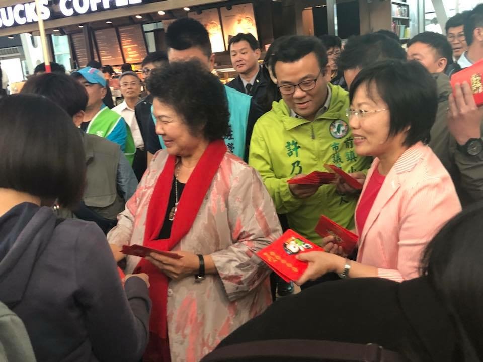 劉世芳陪著最親密的戰友高雄市長陳菊除夕前在左營高鐵站前發紅包、迎接返鄉遊子。 圖：翻攝自劉世芳臉書