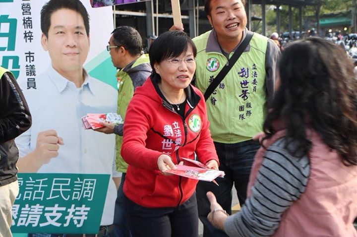 劉世芳陪同李柏毅拜票爭取黨內初選提名 圖：翻攝自劉世芳臉書