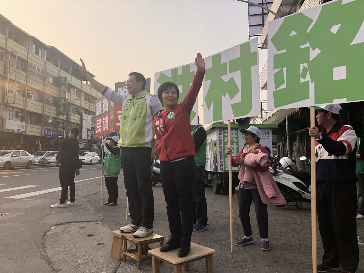2月10日劉世芳陪著曾任高雄市長陳菊秘書的洪村銘，在大寮、林園選區的街頭鞠躬拜票。 圖：翻攝自劉世芳臉書