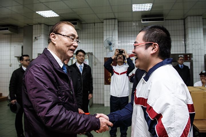 馮世寬除夕花蓮震災區，今（16）大年初一，則是在屏東、嘉義基地、高山雷達站臺及北部地區作戰指揮中心，嘉勉留值官兵、堅守崗位的國軍官兵。 圖：翻攝自國防部發言人臉書