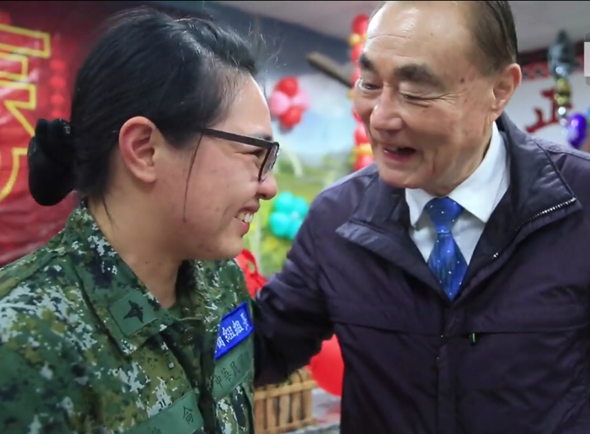 陸軍二支部衛生連上士張雅侖想到震災期間，協助搬運罹難者遺體，為往生者及其家人表達難過與不捨，說到傷心處眼淚也撲簌簌地掉了下來。國防部長馮世寬15日除夕夜去花蓮視導時說，「今天雅侖跟我報告她去搜救的狀況，我非常感動。」馮世寬在除夕圍爐時，特別打電話給張雅侖的父親祝賀新年快樂，並對張雅侖的父親致歉 圖：翻攝自國防部發言人臉書