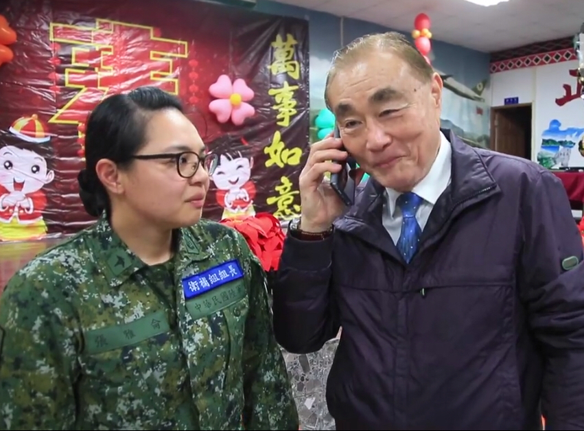 陸軍二支部衛生連上士張雅侖想到震災期間，協助搬運罹難者遺體，為往生者及其家人表達難過與不捨，說到傷心處眼淚也撲簌簌地掉了下來。國防部長馮世寬15日除夕夜去花蓮視導時說，「今天雅侖跟我報告她去搜救的狀況，我非常感動。」馮世寬在除夕圍爐時，特別打電話給張雅侖的父親祝賀新年快樂，並對張雅侖的父親致歉 圖：翻攝自國防部發言人臉書