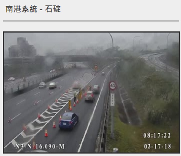國道南下一早湧現車潮，國5午前實施高乘載管制。 圖/翻攝自高公局即時路況