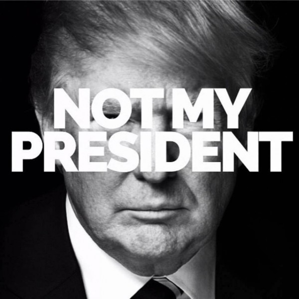 在2016年11月12日於紐約街頭出現的「川普不是我的總統」(Trump is NOT my President)遊行，以及「力挺川普總統當選人」(show your support for President-elect Donald Trump)遊行，背後都有俄羅斯人的規劃策動。 圖: 臉書