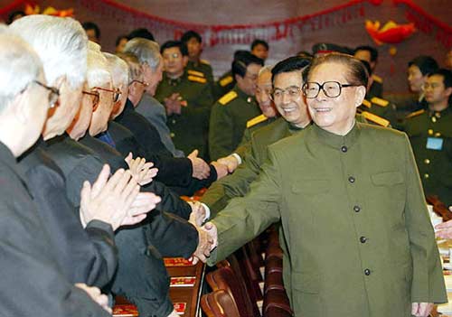 2003年1月21日，中央軍委在北京舉行慰問駐京部隊老干部迎新春文藝演出。中央軍委主席江澤民（右1）向出席觀看文藝演出的老同志和全軍離退休老同志祝賀新春，副主席胡錦濤（右2）也陪同在後。 圖：新華網