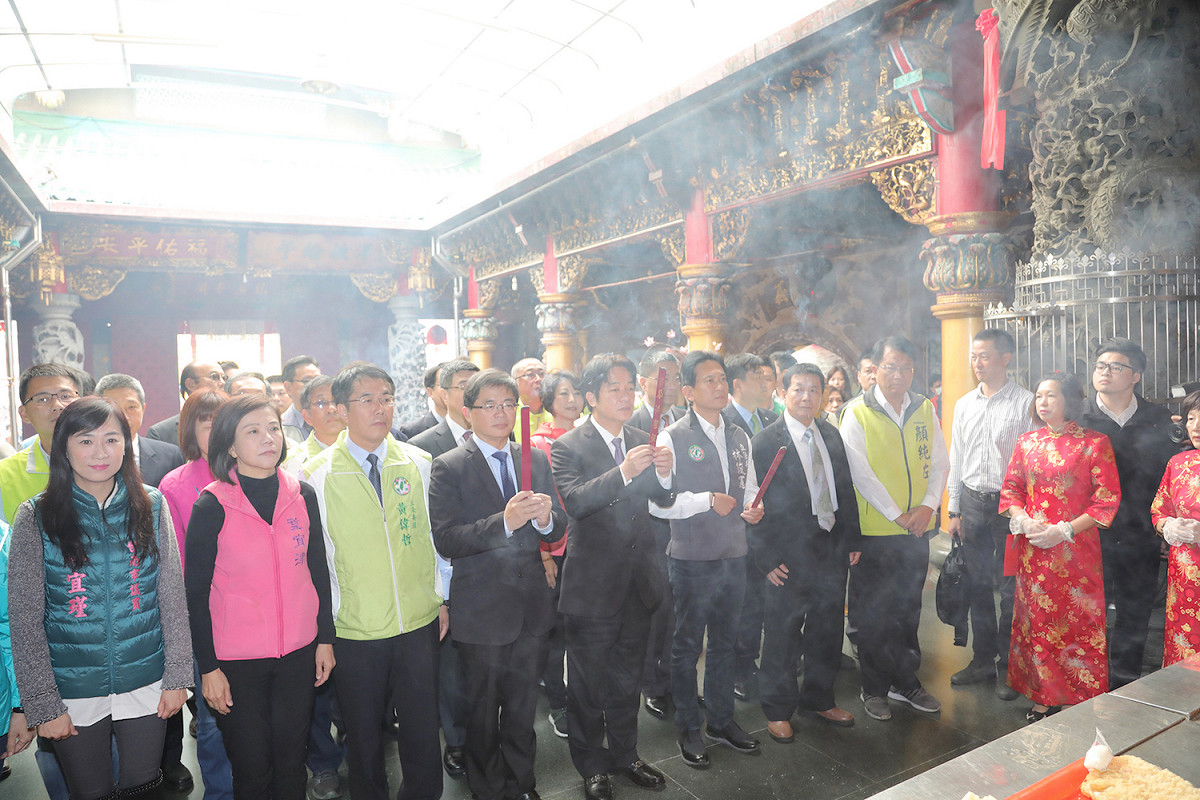 行政院長賴清德今(17)日在市長李孟諺的陪同下，回台南安平開台天后宮及安平觀音亭參拜祈福。 圖：行政院/提供