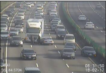 今日上午8時30分，國道3號南向84.5公里發生1輛大貨車及2輛小客車追撞事故，占用內、中側車道，造成後方車隊回堵4公里。  圖：高速公路局/提供