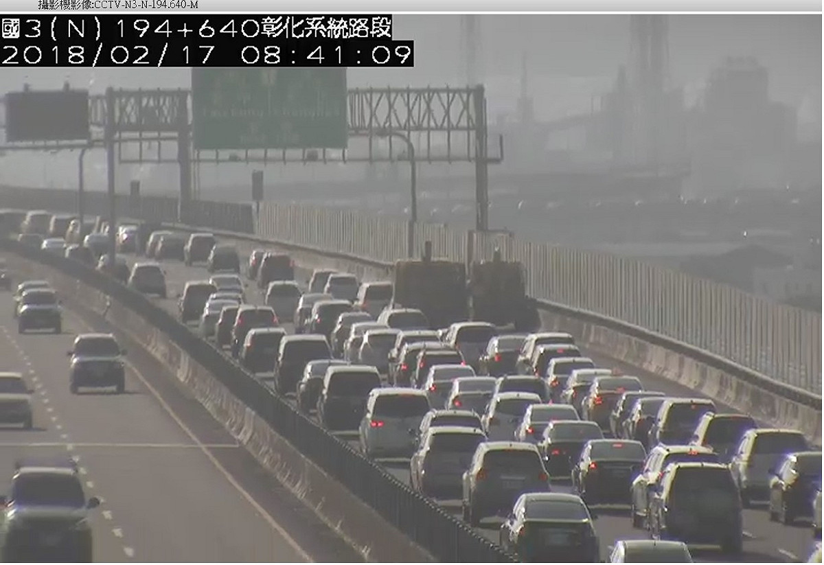 今日上午8時38分，國道3號南向195公里亦發生2輛小客車追撞事故，後方車隊回堵2公里，影響行車順暢，請用路人開車務必養足精神，注意前方路況。  圖：高速公路局/提供