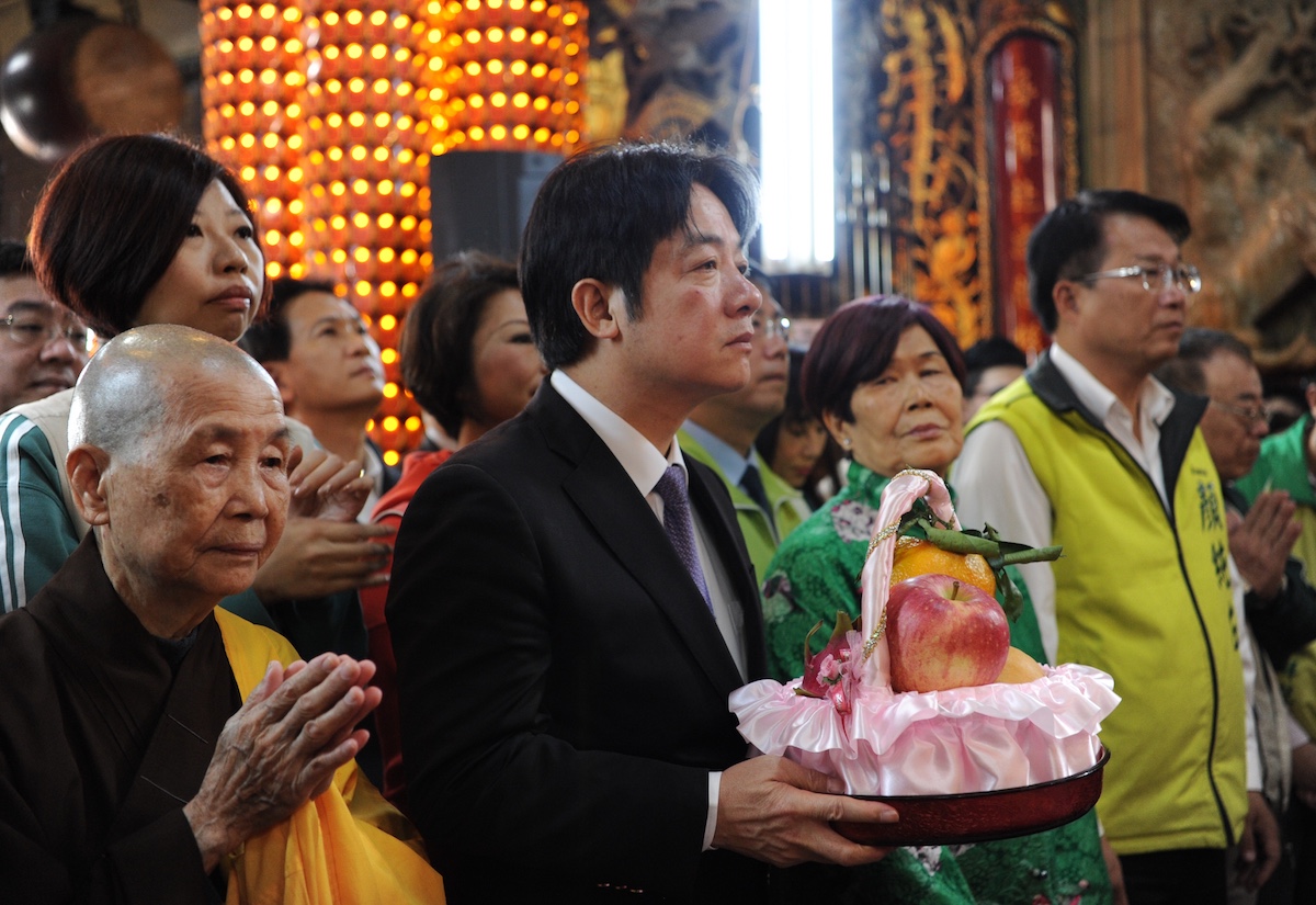 今（17）日大年初二，行政院長賴清德至台南安平開台天后宮及安平觀音亭參拜祈福 圖：行政院提供
