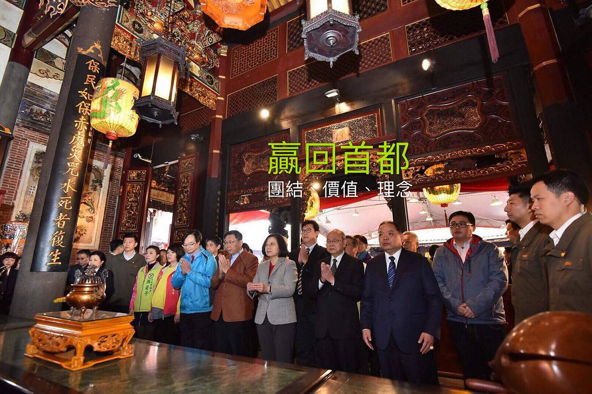 今天是大年初二，總統蔡英文上午到台北市保安宮上香獻花，與台北市長柯文哲一起發放新春紅包福袋，擬參選台北市長的民進黨立委姚文智陪同緊鄰站在蔡總統一旁。 圖：翻攝自姚文智粉絲專頁