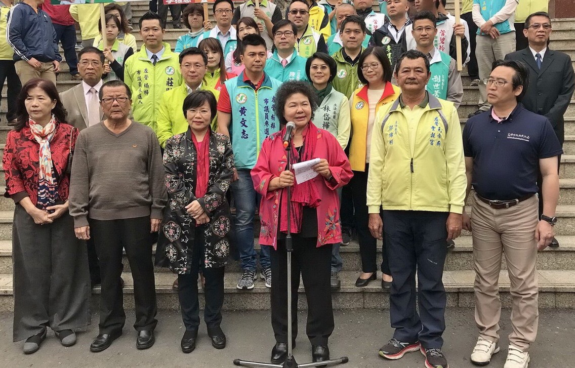 今天初二隨同高雄市長陳菊到元帝廟參拜發紅包的還有民進黨立委劉世芳及參選高雄市長初選的民進黨立委陳其邁、管碧玲、趙天麟、林岱樺及市議員參選人李柏毅、黃文志等人。 圖：高雄市政府/提供