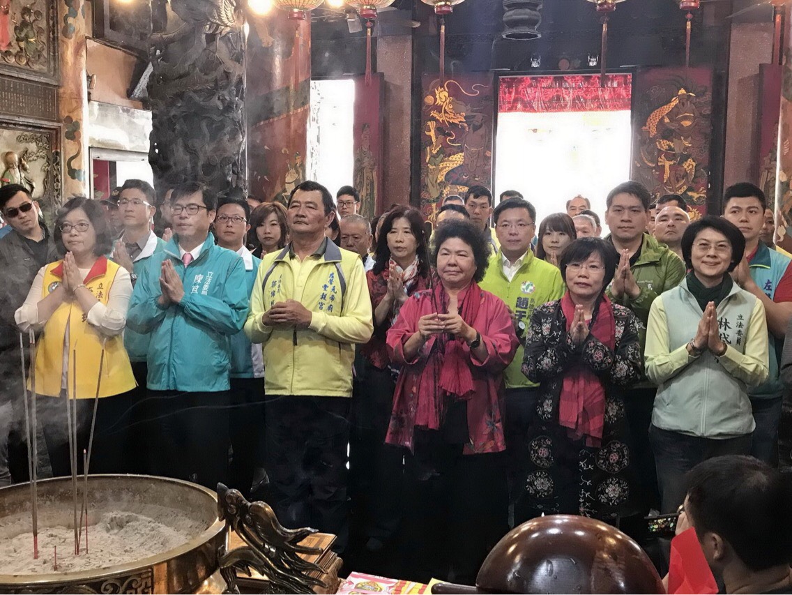 陳菊今初二(17)日繼續率領高雄市府團隊在左營元帝廟參拜，隨同陳菊到元帝廟參拜發紅包的還有民進黨立委劉世芳及參選高雄市長初選的民進黨立委陳其邁、管碧玲、趙天麟、林岱樺及市議員參選人李柏毅等人。 圖：高雄市政府/提供