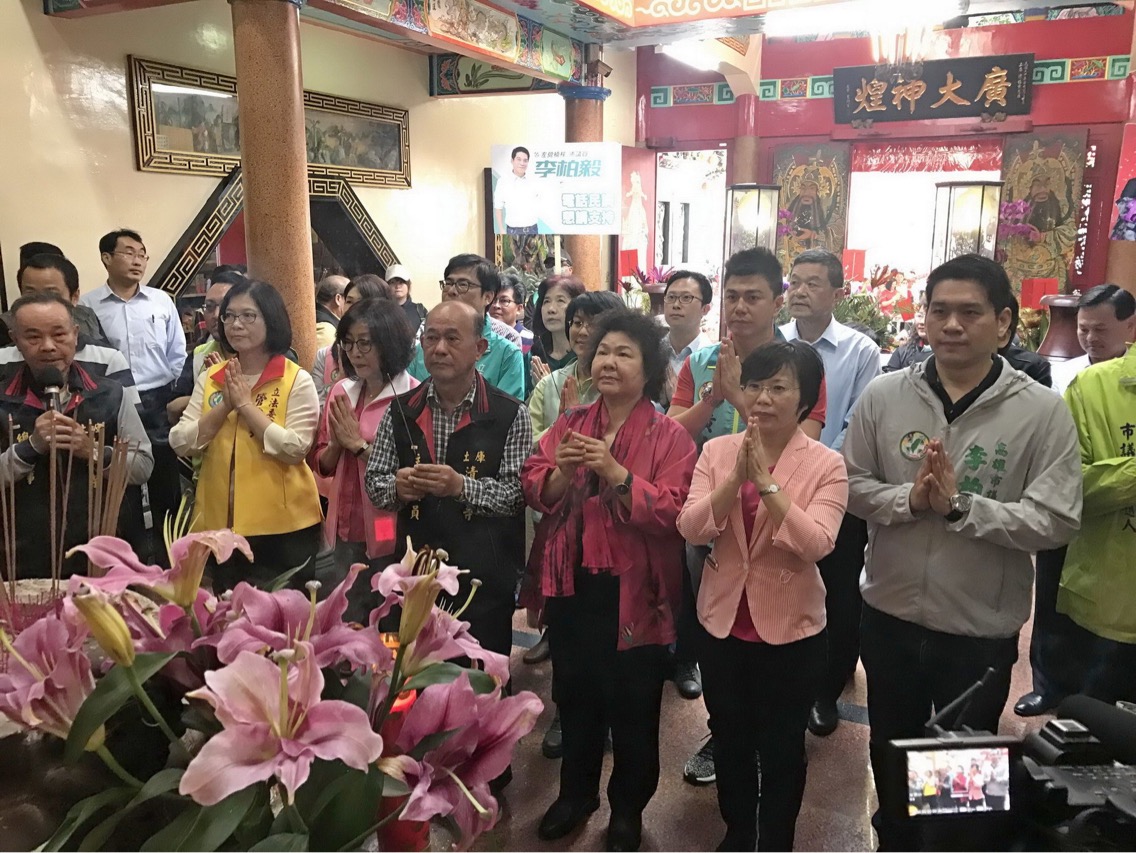 高雄市長陳菊今初二(17)日下午在楠梓清福寺參拜並發送小紅包，立委劉世芳陪同，民進黨高雄市長參選人陳其邁、管碧玲、林岱樺、趙天麟、市議員黃文志、李柏毅等選將，依舊簇擁環繞。 圖：高雄市政府/提供