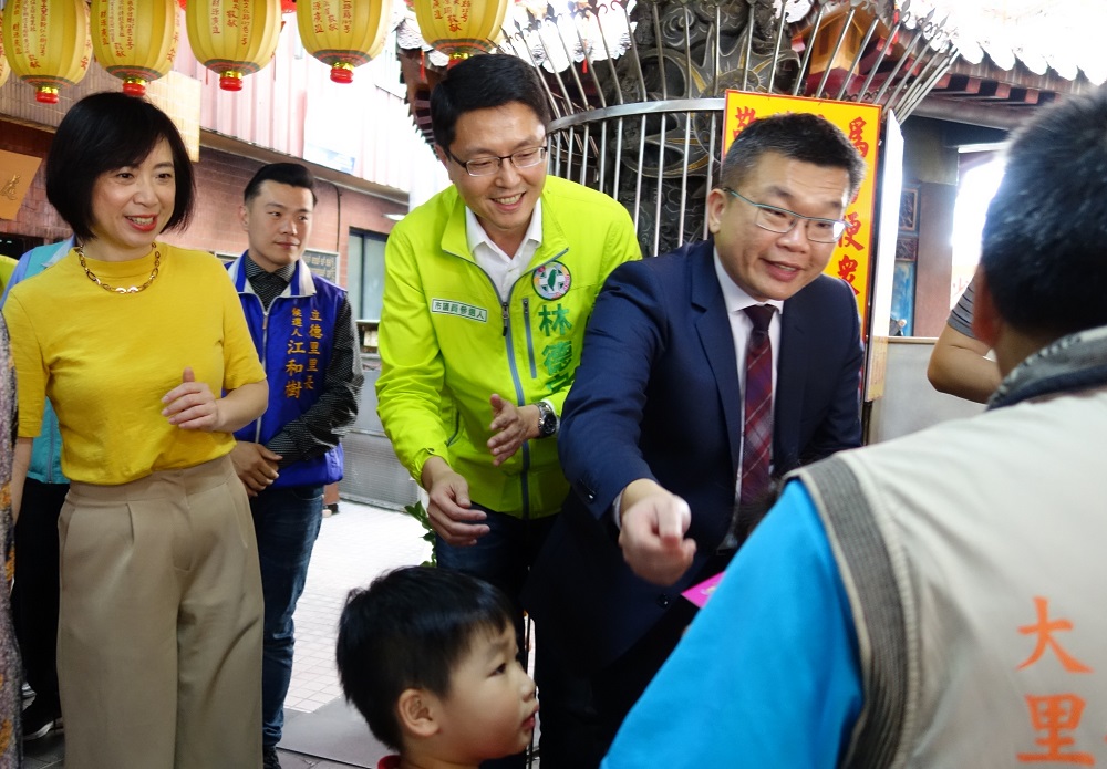 蔡其昌由立委何欣純及市議員參選人林德宇陪同發放小紅包。 蔡其昌辦公室/提供