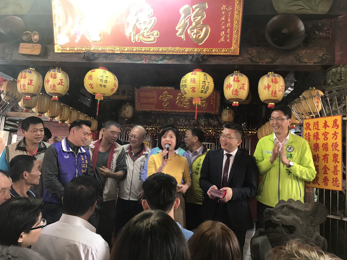 蔡其昌由立委何欣純及市議員參選人林德宇陪同發放小紅包。 蔡其昌辦公室/提供