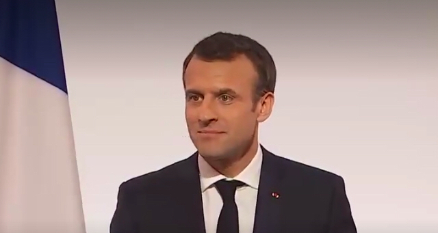 巴黎人日報（Le Parisien）昨天報導，馬克宏（Emmanuel Macron）大年初一在艾里賽宮（Elysee）接待各國大使和團體代表，他向亞裔法國人及亞洲道賀新年快樂。 圖：翻攝自臉書