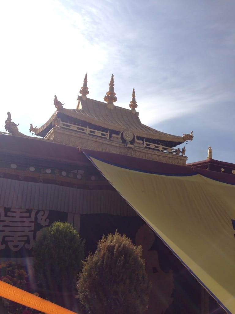 大昭寺主殿金頂，在外傳的影片中已陷入一片火海。 圖：彭沛緹/攝