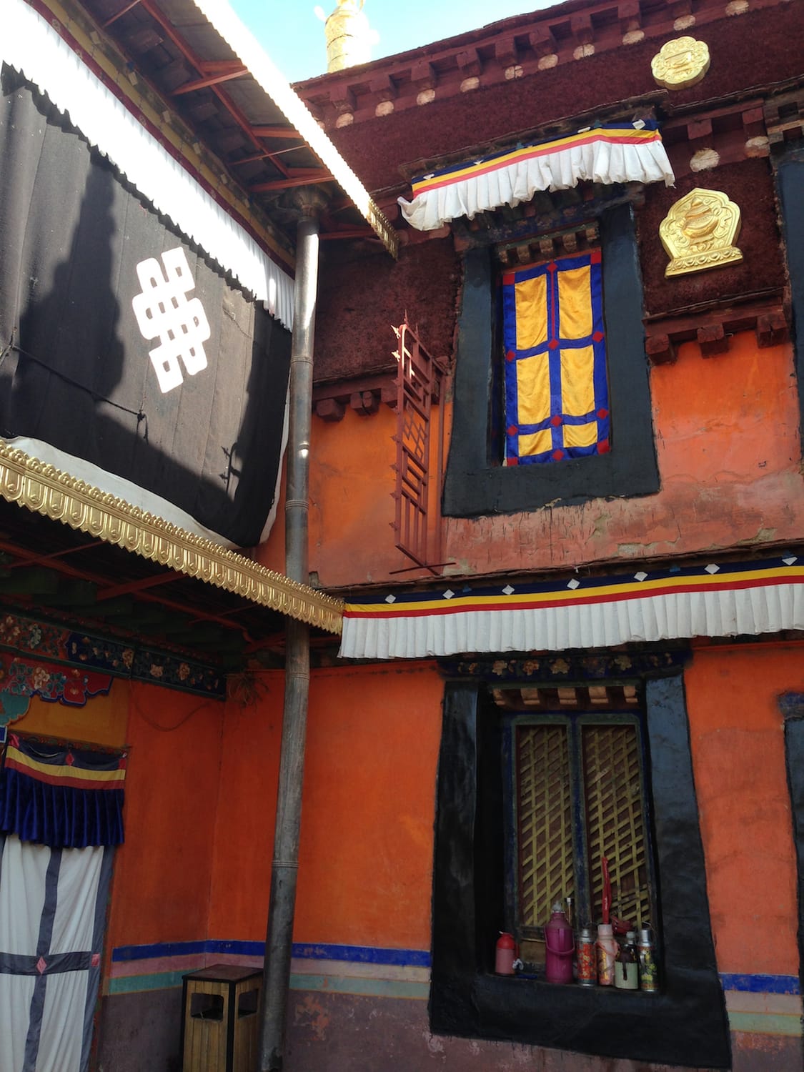 大昭寺裡有面僧人居住其中，中媒表示是僧人居住的小院子著火，不是大昭寺主體建築。 圖：彭沛緹/攝