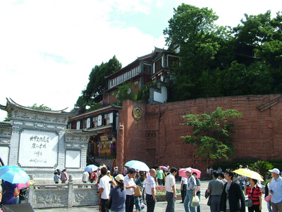 雲南麗江古城是知名旅遊地點，但近年被指商業化嚴重，曾被中國國家旅遊局警告欺客情況嚴重、餐飲場所價格虛高，並爆發遊客被店家人員毆打事件。 圖：中央社