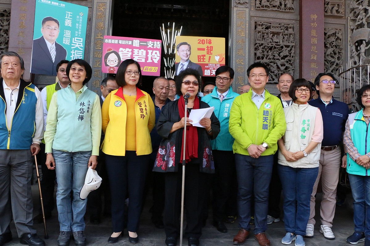 高雄市長陳菊今初三(17)下午繼續前往鼓山內惟鎮安宮、鹽埕文武聖殿、武廟參拜祈福，，民進黨高雄市黨內初選參選人陳其邁、管碧玲、林岱樺、趙天麟，都是跟著高雄市長陳菊參拜三行程，也讓今年過年的陳菊拜年寺廟拜行程，意外變成了選戰味特別重。 圖：高雄市府提供