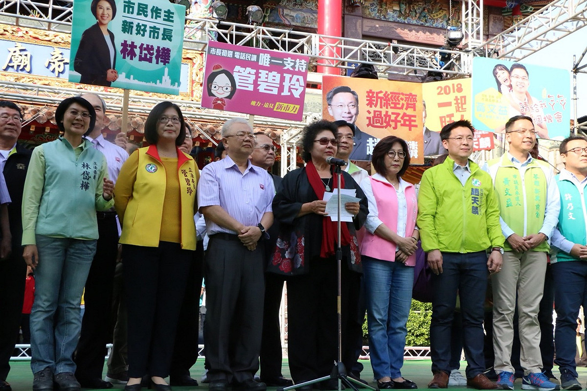 高雄市長陳菊今初三(17)下午繼續前往鼓山內惟鎮安宮、鹽埕文武聖殿、武廟參拜祈福，，民進黨高雄市黨內初選參選人陳其邁、管碧玲、林岱樺、趙天麟，都是跟著高雄市長陳菊參拜三行程，也讓今年過年的陳菊拜年寺廟拜行程，意外變成了選戰味特別重。 圖：高雄市府提供