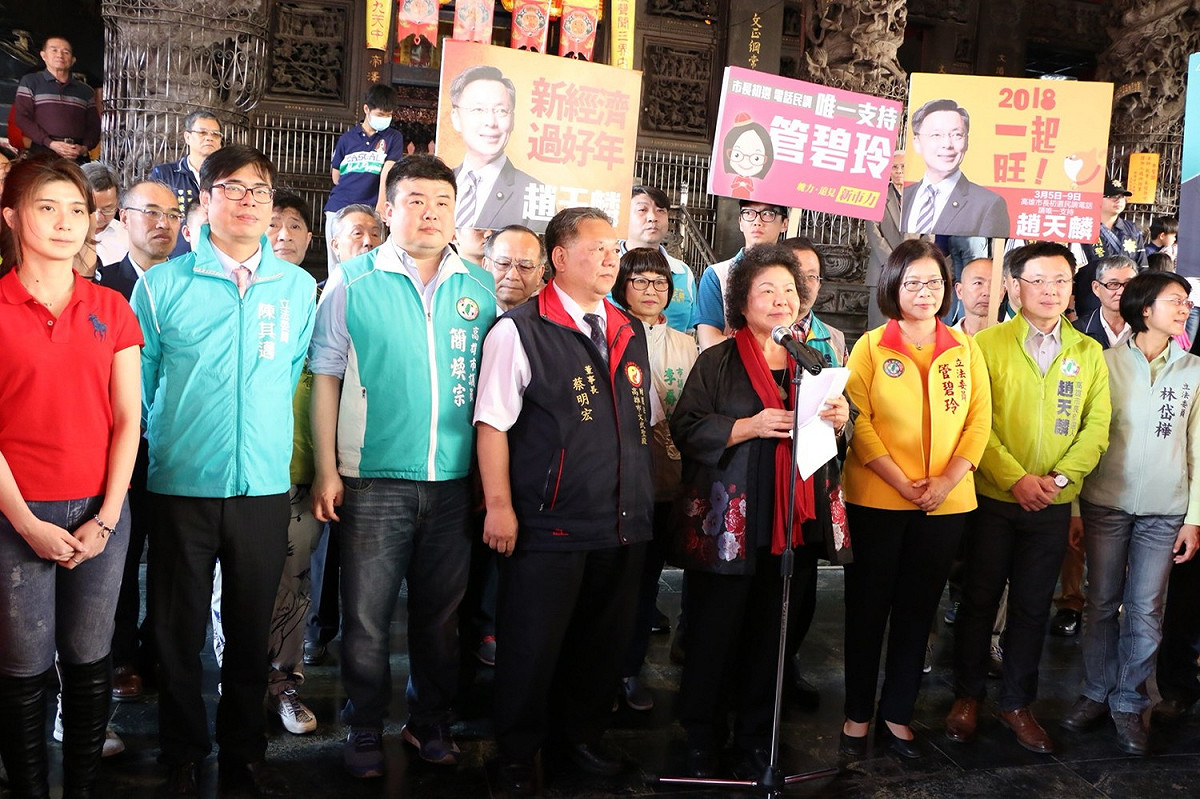 高雄市長陳菊今初三(17)下午繼續前往鼓山內惟鎮安宮、鹽埕文武聖殿、武廟參拜祈福，，民進黨高雄市黨內初選參選人陳其邁、管碧玲、林岱樺、趙天麟，都是跟著高雄市長陳菊參拜三行程，也讓今年過年的陳菊拜年寺廟拜行程，意外變成了選戰味特別重。 圖：高雄市府提供