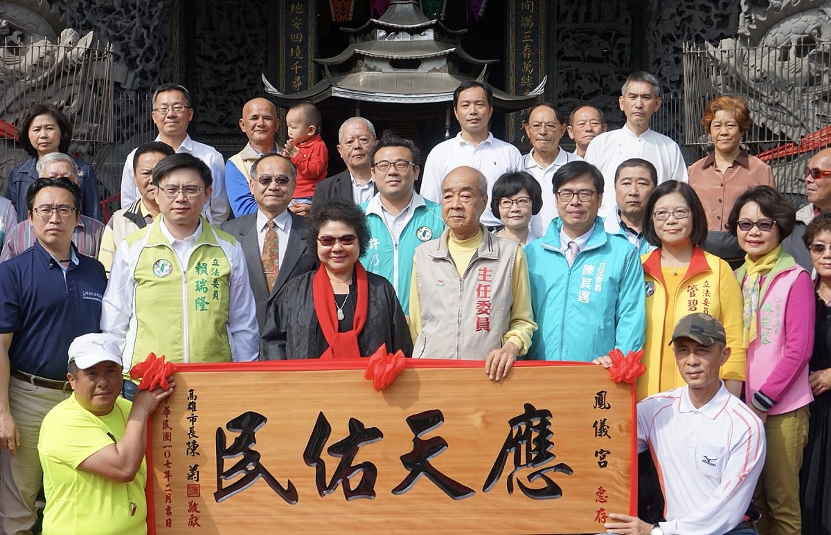 ​高雄市長陳菊今天到旗津、小港、前鎮、鼓山、鹽埕及苓雅向民眾拜年發紅包，談及亞洲新灣區發展，同行的立委陳其邁也特別提出三大重點發展計畫。 圖：高雄市政府/提供