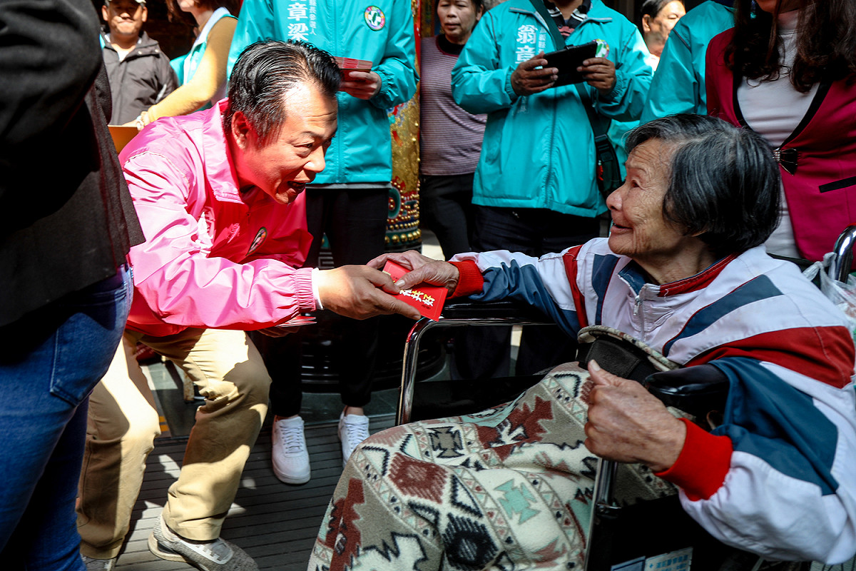 民進黨嘉義縣長初選參選人翁章梁，今天和立委陳明文、蔡易餘一起發送紅包。 圖：翁章梁/提供