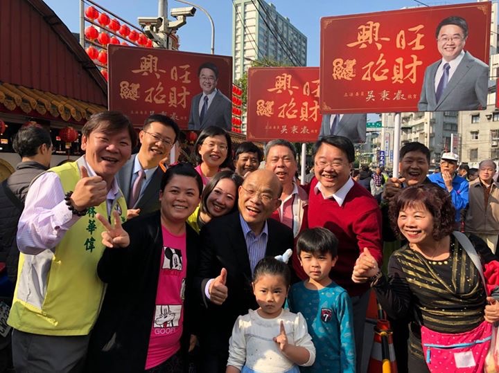 前行政院長蘇貞昌也在其臉書貼文說，從他擔任縣長以來，每年新春初一，我都一定會到板橋接雲寺參拜。吳秉叡、蘇巧慧等陪同。 圖：取自吳秉叡臉書