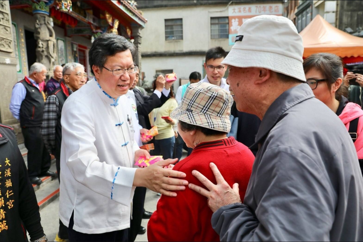桃園市長鄭文燦昨日前往龍潭、大溪、復興區，再度出發前往大園、觀音區等地。 圖：翻攝自鄭文燦粉絲專頁