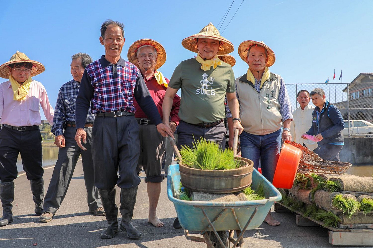 行政院農委會今(19)日大年初四，上午於宜蘭縣蘇澳鎮種植有機米的羅三朋農友田區舉辦「農業迎春 開工大吉」。 圖：農委會提供