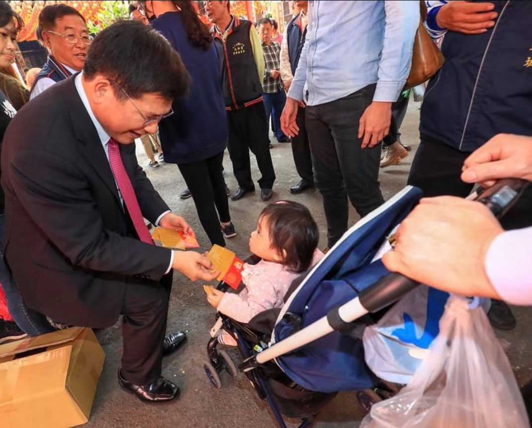 台中市市長林佳龍從初一開始發紅包祝福民眾，今日前往東勢東聖宮，為花博祈福。 圖：翻攝自林佳龍粉絲專頁