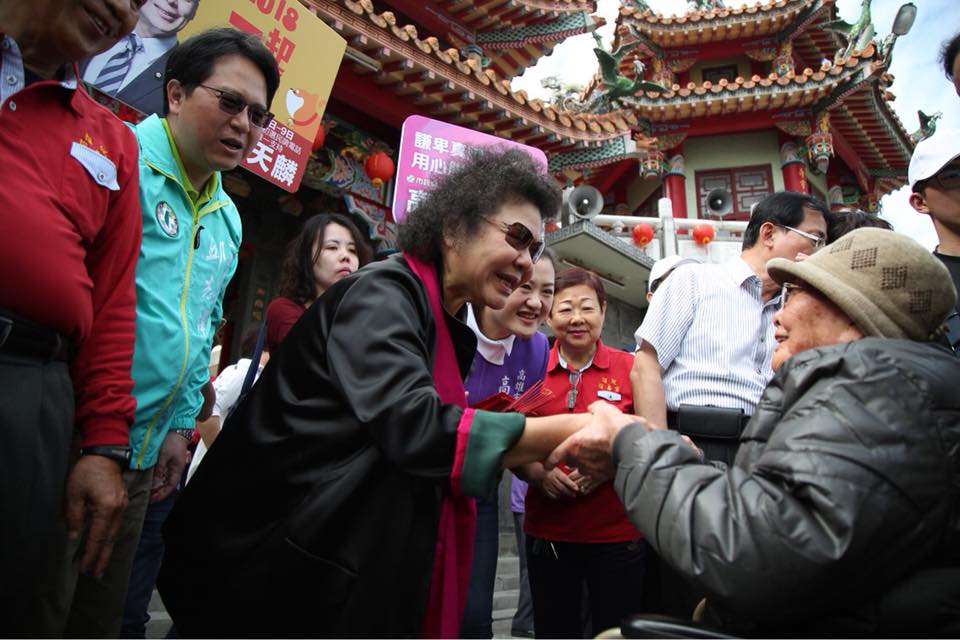 陳菊在彌壽宮發送紅包。 圖：高雄市政府提供