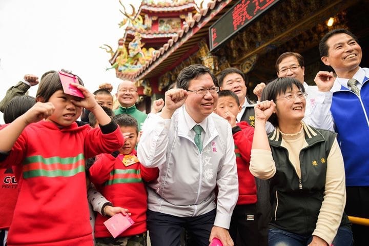 鄭文燦除了除夕走訪三宮廟外，初一至初五每天是10至15座宮廟祈福，平均每宮廟發送700-1000個福袋，初估至初十，至少要發掉10萬個福袋 圖：桃園市政府提供