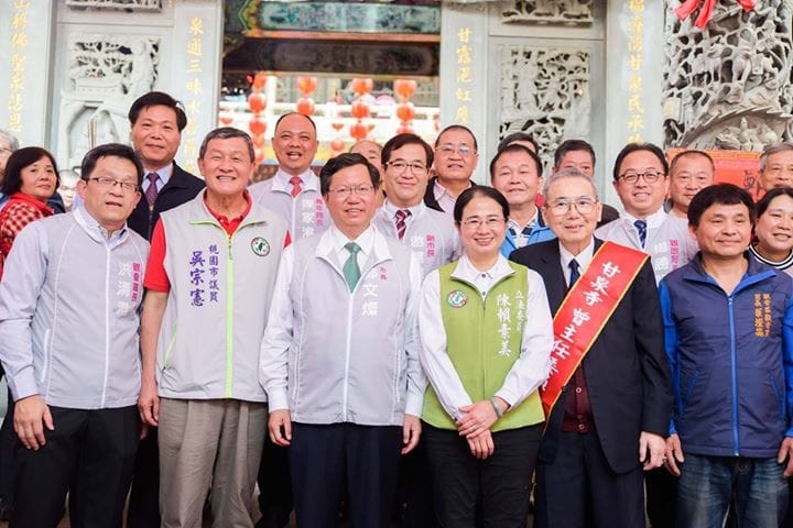 鄭文燦春節走春寺廟參香祈福，所到之處經常是民代環繞。 圖：桃園市政府提供